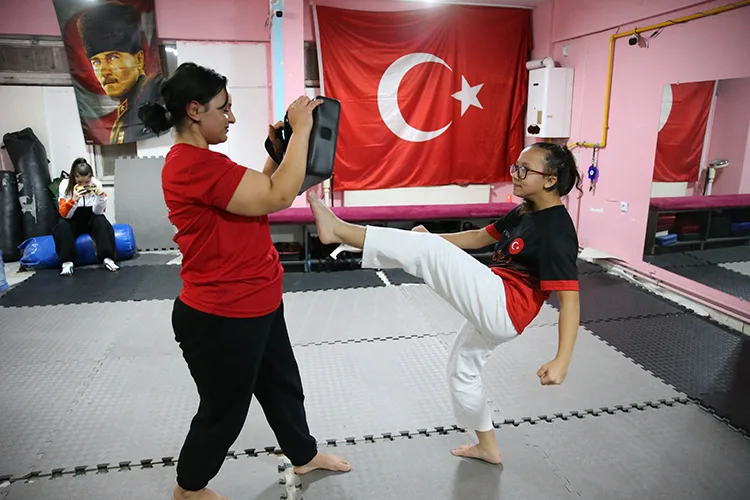 Doğuştan işitme engelli Berilsu’nun hedefi milli forma