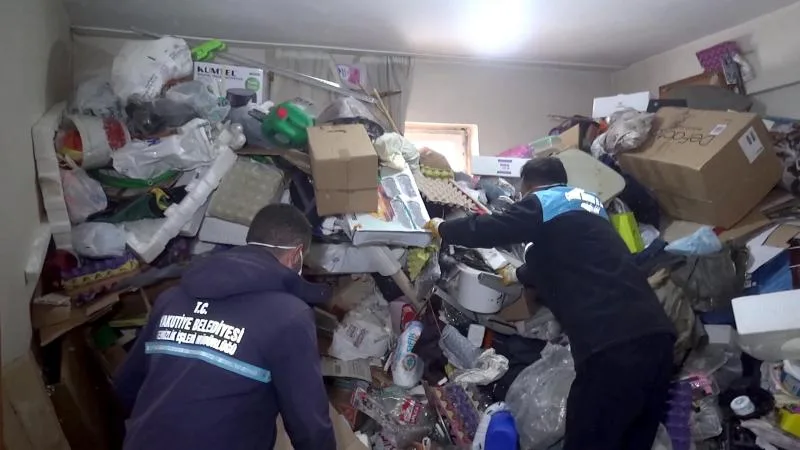 Erzurum’da bir evden 25 ton çöp çıkarıldı