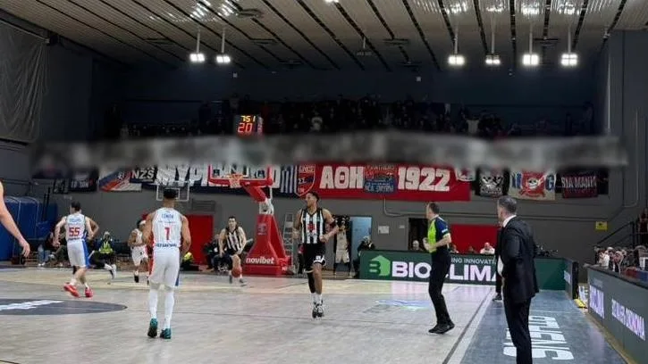 Yunan taraftarlar, Türk polisini ve Beşiktaş’ı hedef alarak hakaret içeren pankart açtı