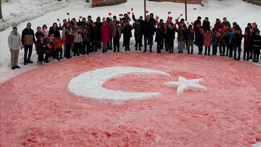 Ağrı’da öğrenciler karda Türk bayrağı yaptı
