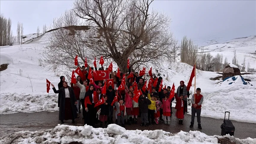 Erzurum’un kırsal mahallesindeki öğrenciler “bayrak sevgisi”ni sokağa taşıdı