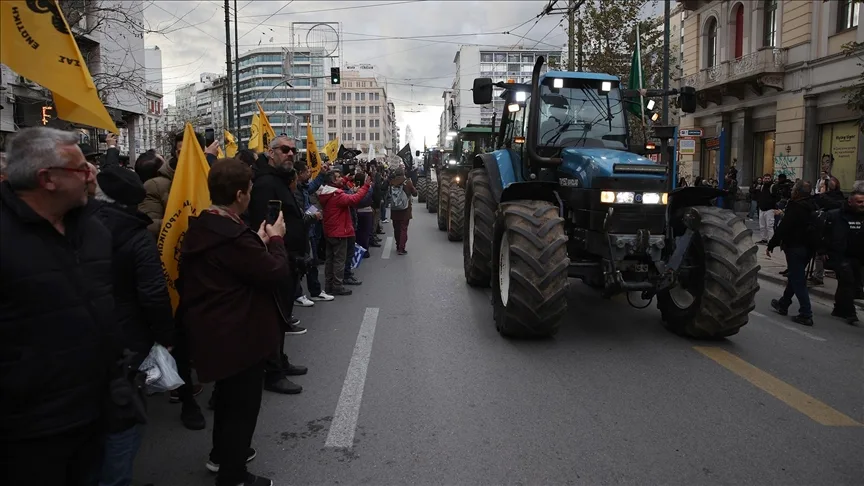 Yunanistan’da çiftçiler, traktörleriyle başkent Atina’da eylem yaptı