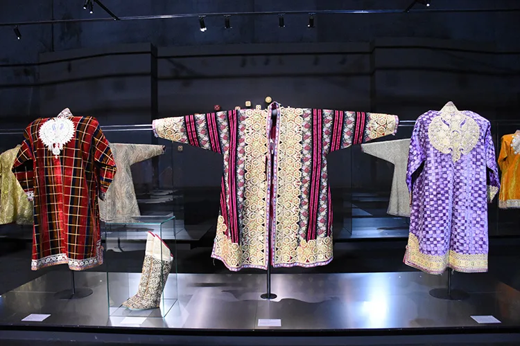 Özbekistan’ın rengarenk mirası: Geçmişten bugüne geleneksel kıyafetler