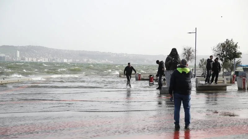 İzmir’de fırtına nedeniyle deniz taştı