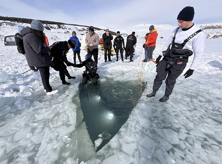 Akademisyen ve öğrenciler dondurucu soğukta buzla kaplı Çıldır Gölü’ne daldı