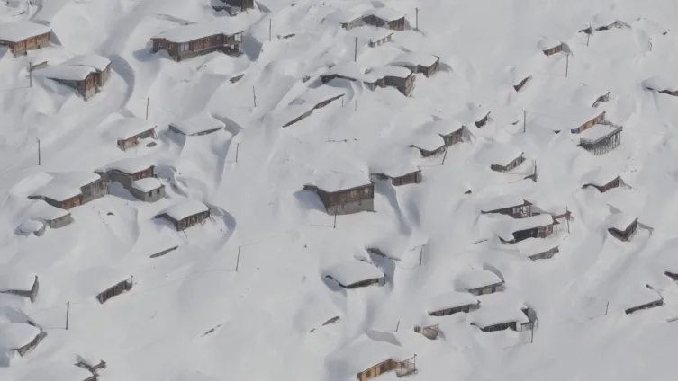 Kar 3 metreyi aştı, evler kayboldu