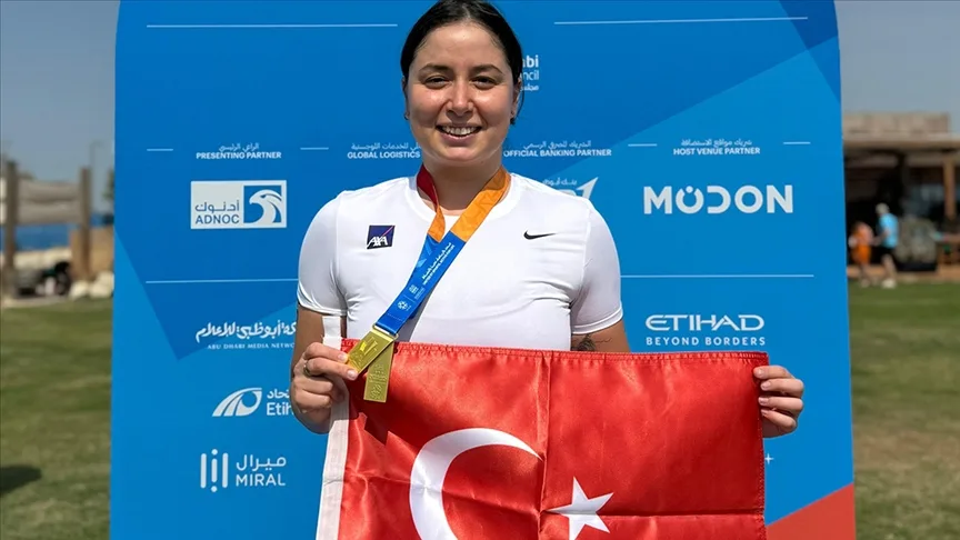 Bengisu Avcı, Dünya Master Oyunları’nda 5 bin metre yüzmede şampiyon oldu