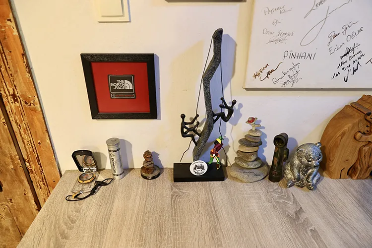 Tırmandığı zirvelerden topladığı taşları kafesinde sergiliyor