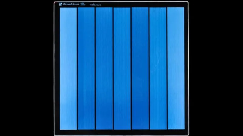 Bu minik cam kare, 2 milyon kitap dolusu veriyi 10.000 yıl boyunca saklayabilir