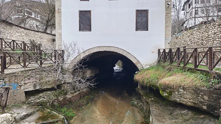 Safranbolu’da altından dere geçen tarihi cami dikkati çekiyor