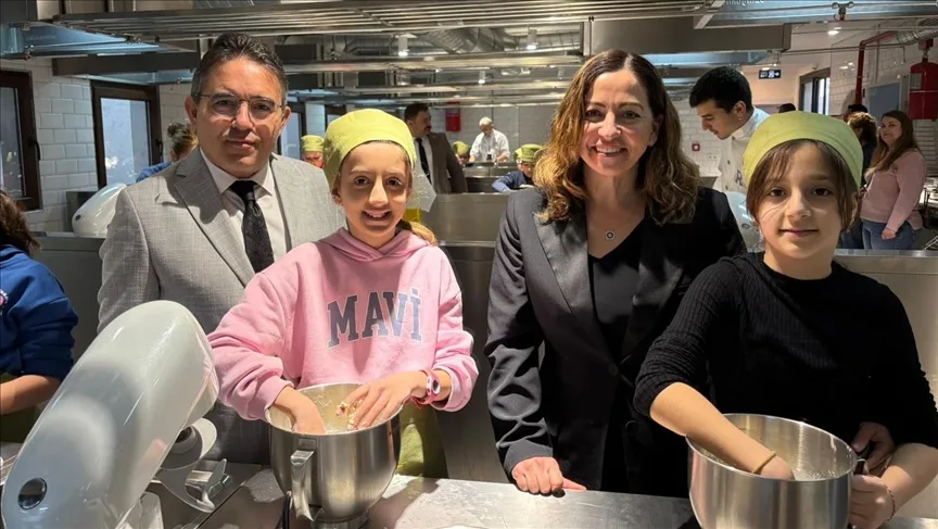 Marmaris’te ilkokul öğrencileri gazi ailesi için ramazan pidesi hazırladı