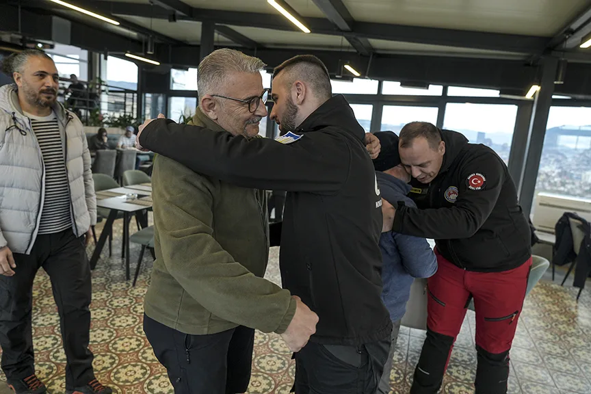 Hataylı depremzede, kendisini enkazdan kurtaran Boşnak arama kurtarma ekipleriyle 3 yıl sonra buluştu