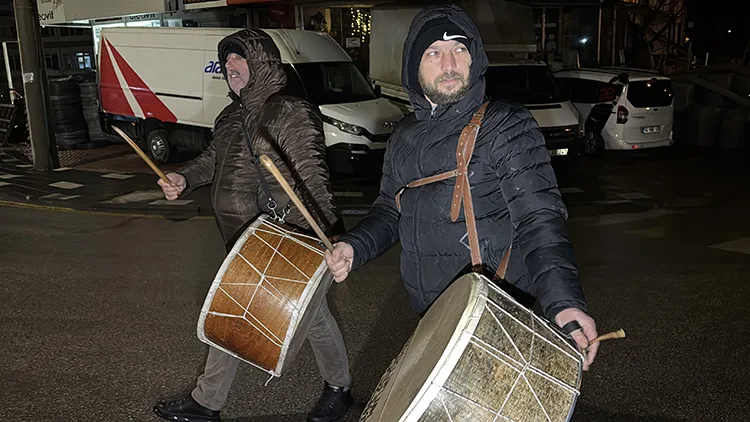 Dede mesleği ramazan davulculuğunu baba oğul yaşatıyor