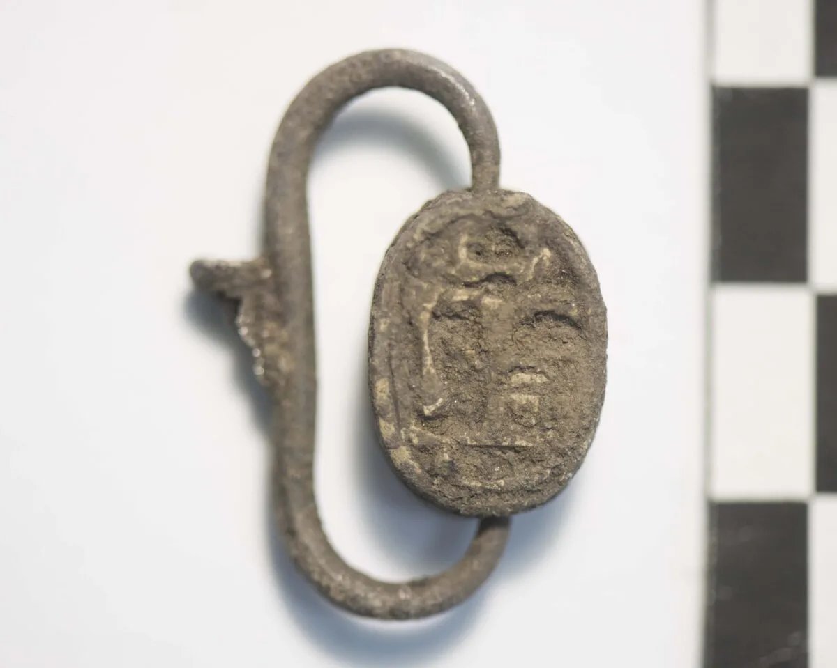 Arkeologlar Sardunya’daki Nuragic Harabelerinde 2.700 Yıllık Fenike Bok Böceği Mührü ve Muskasını Ortaya Çıkardı