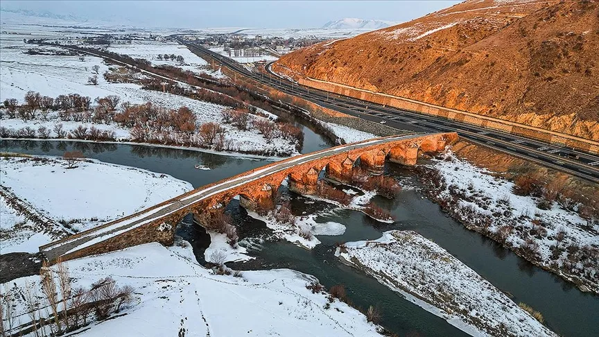 Erzurum’da çevresi karla kaplanan 728 yıllık tarihi köprü güzel görüntü oluşturdu