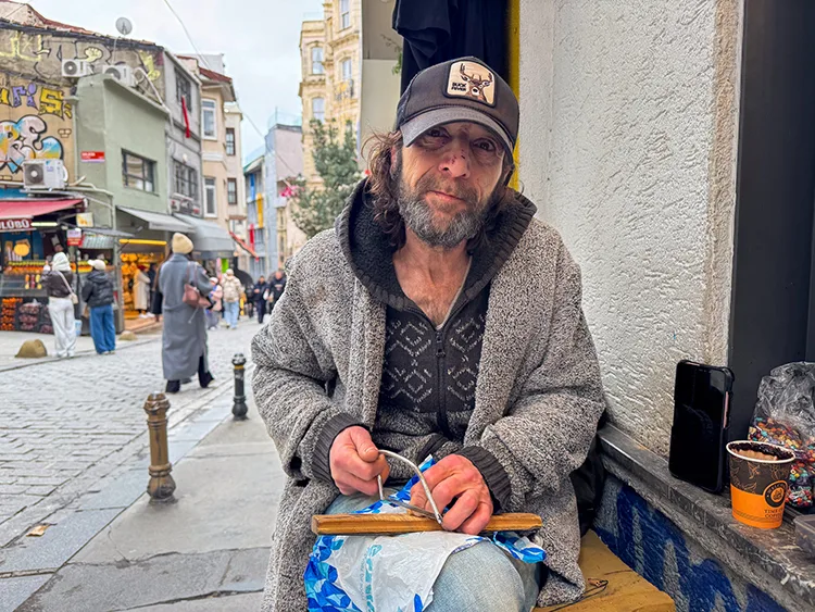 Tarçın kabuğundan ürettiği takıları 20 yıldır İstanbul’da satıyor