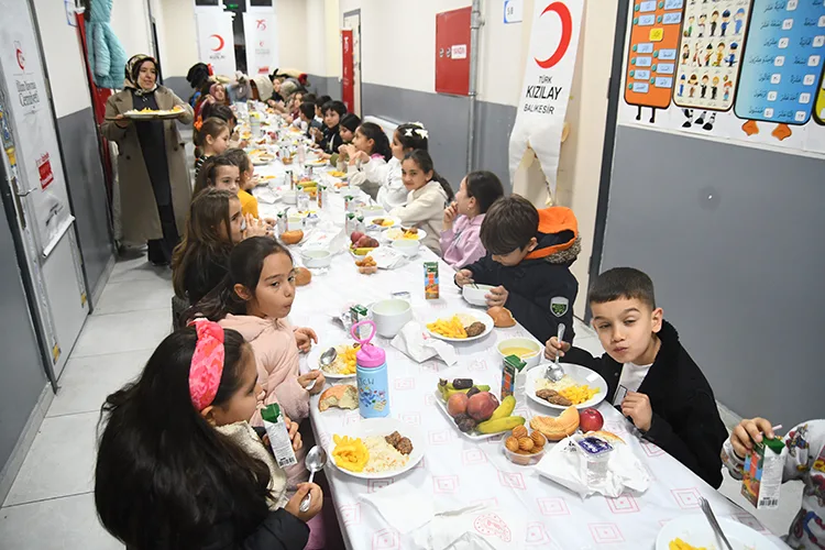 Sındırgı’da çocuklar için iftar düzenlendi