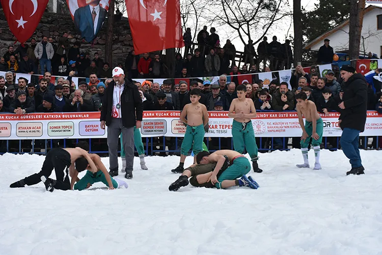 Artvin’de 29. Kar Üstü Karakucak Güreşleri yapıldı