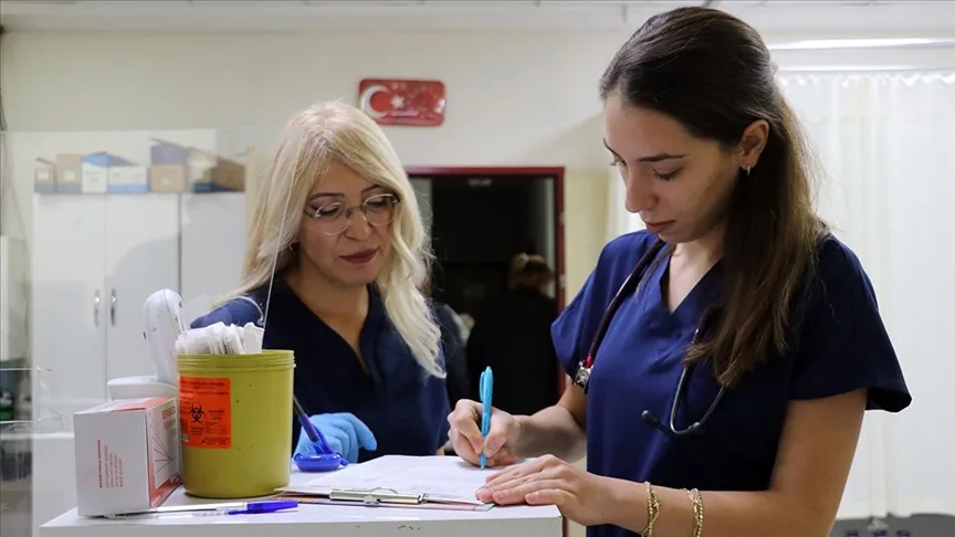 Genç doktor aynı hastanede hemşire annesiyle omuz omuza görev yapıyor