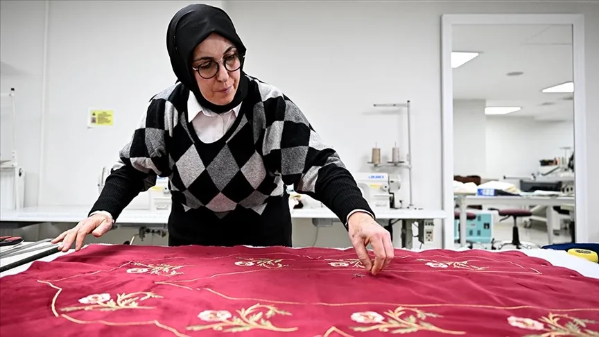 Depremde iş yeri yıkılan usta öğretici, TDV’nin “İyilik Atölyesi”nde mesleğine döndü