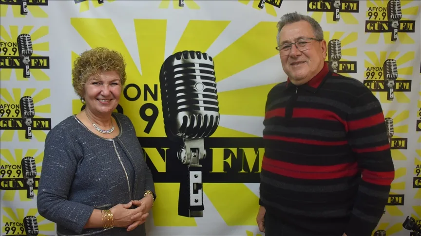 Afyonkarahisarlı çift kurdukları radyoda 31 yıldır dinleyicilerine sesleniyor