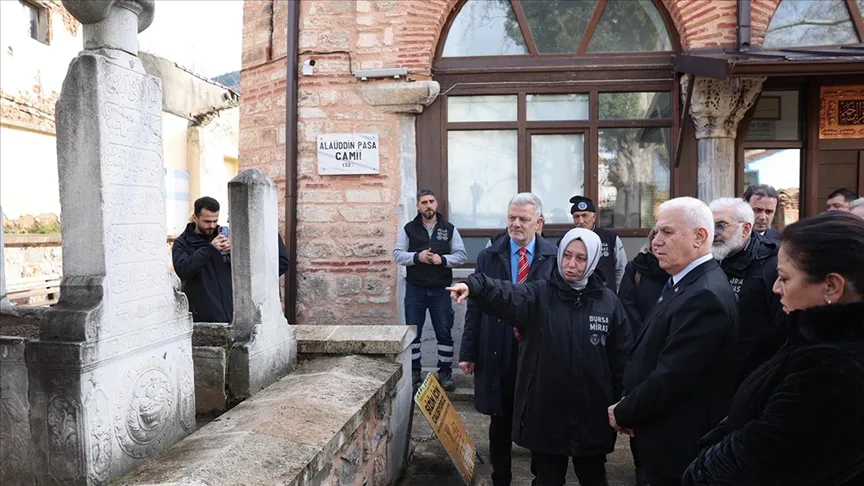 Osmanlı’nın ilk eserlerinden Alaeddin Bey Cami’nin haziresindeki mezar taşları restore ediliyor