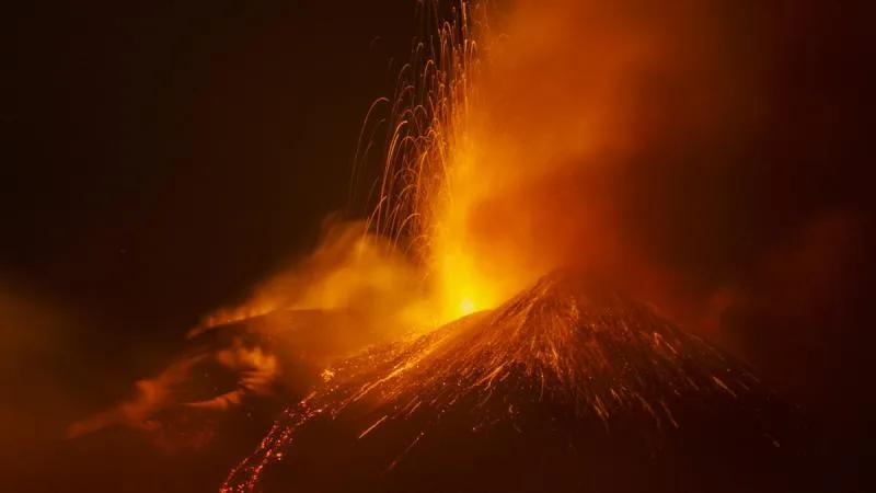 Endonezya’daki Semeru Yanardağı’nda 5 kez patlama meydana geldi