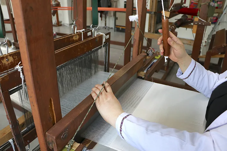 “Saray kumaşı”nı atık gıda malzemeleriyle renklendiriyor