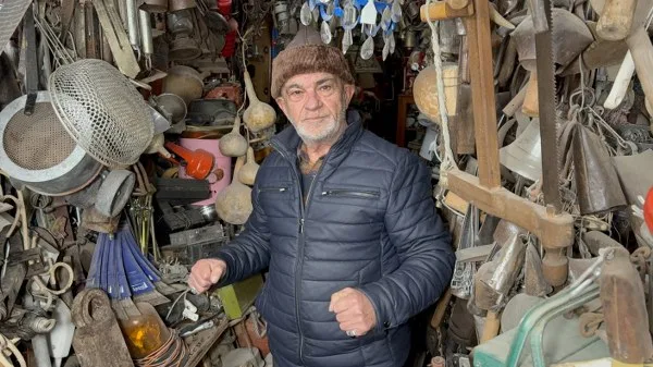 Antikacının 47 Yıllık Birikimi: Dükkânda Adım Atacak Yer Yok!