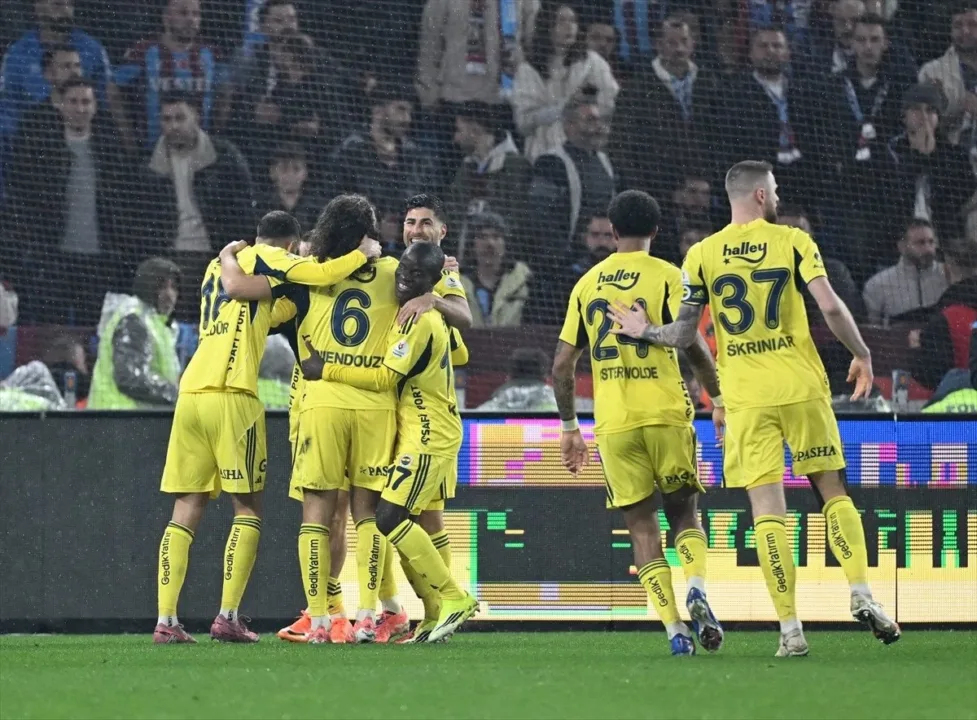 Fenerbahçe, Trabzonspor deplasmanında galip geldi.. zirve takibini sürdürdü