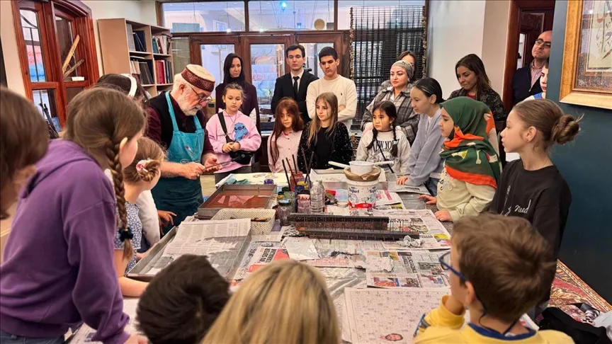 İstanbul’da görevli yabancı diplomatların çocuklarının ebru sanatını tanıması için etkinlik düzenlendi