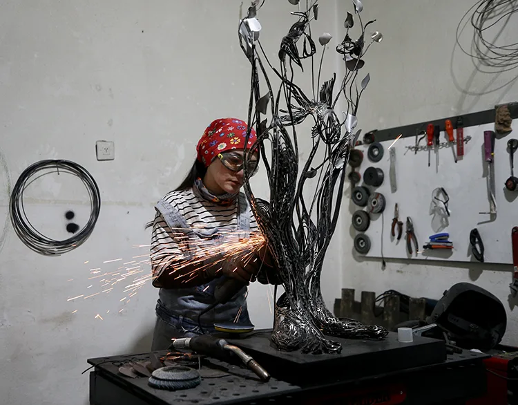 Metal parçalar kadın gücüyle sanat eserine dönüşüyor