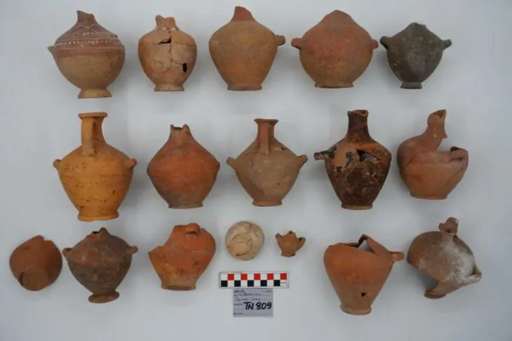 Aigai Antik Kentindeki Demeter-Kore Tapınağında Ortaya Çıkarılan 3.000 Antik Hidriskoi