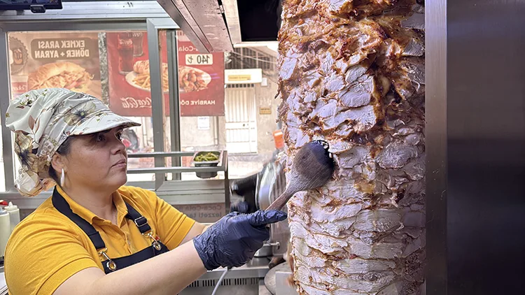 Hataylı depremzede kadın Aydın’da döner ustası oldu