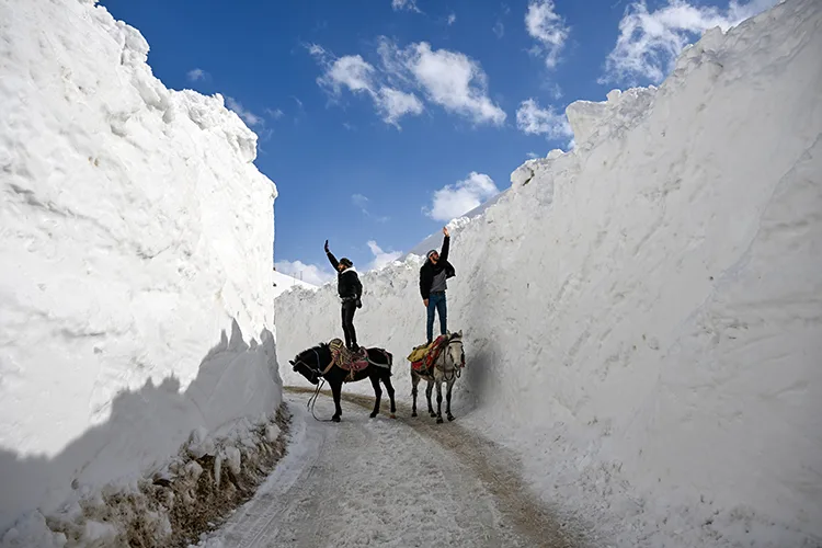 “Kar koridoru”ndan geçerek ilçeye ulaşıyorlar