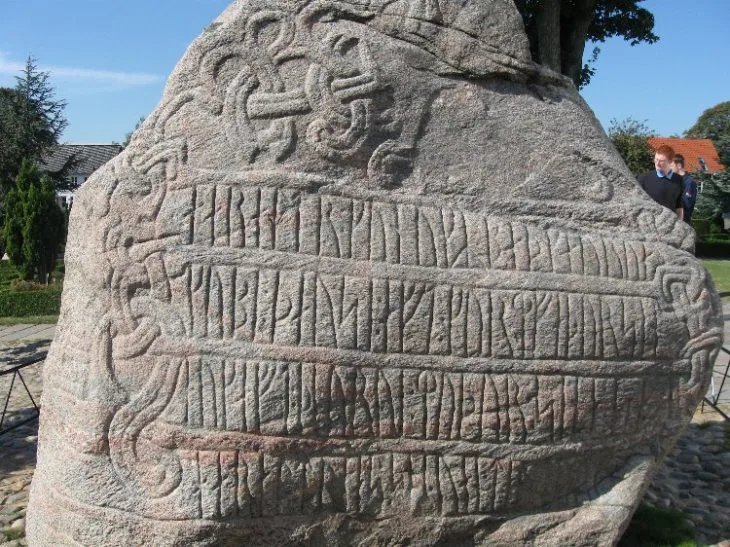 Arkeologlar, 3D tarayıcılar kullanarak Jelling Taşı Rünlerini oyan kişiyi tespit ettiler.