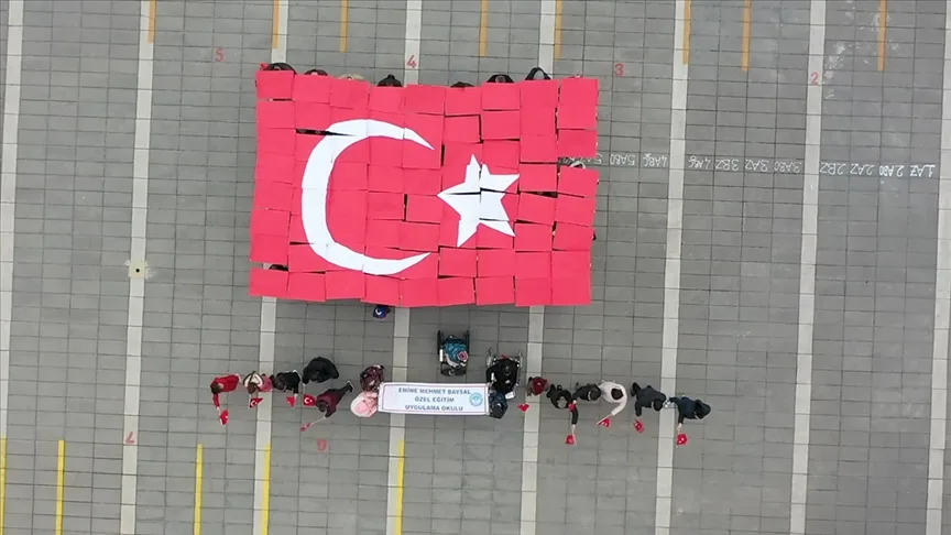 Bolu’da özel öğrencilerden “Bayrak Sevgisi” koreografisi