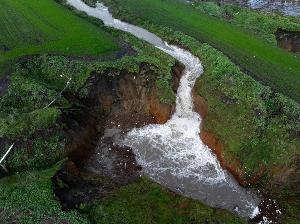 Tarlaları su altında kalan çiftçiler, açtıkları kuyular ve düdenlerle suyu yer altına aktarıyor