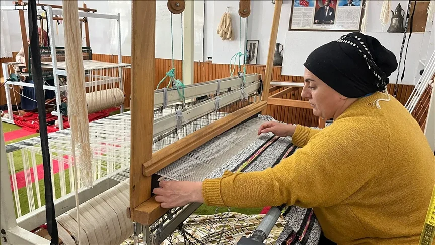 Eski köy camisi lojmanını atölyeye çeviren kadınlar kilim üreterek gelir sağlıyor