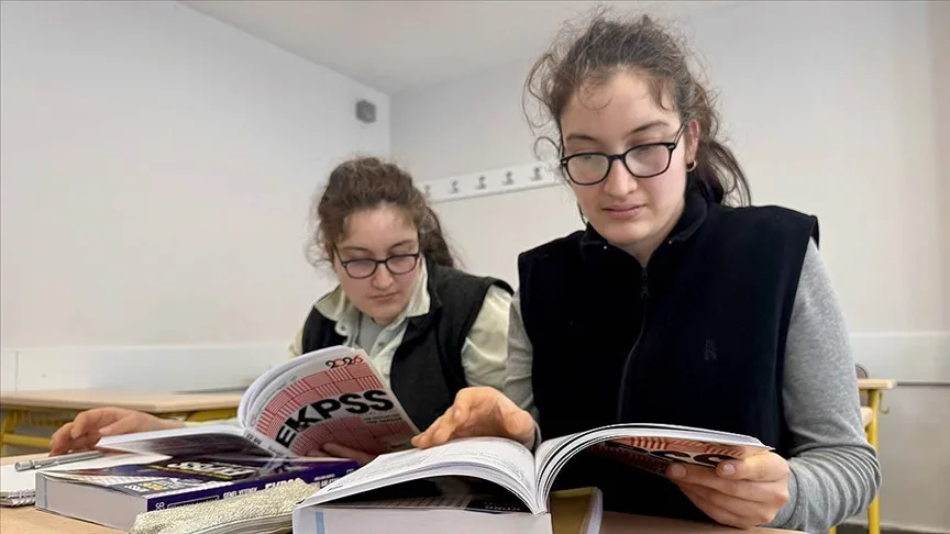 Aynı sırada 12 yıl eğitim gören ikizler, şimdi de EKPSS’ye birlikte hazırlanıyor