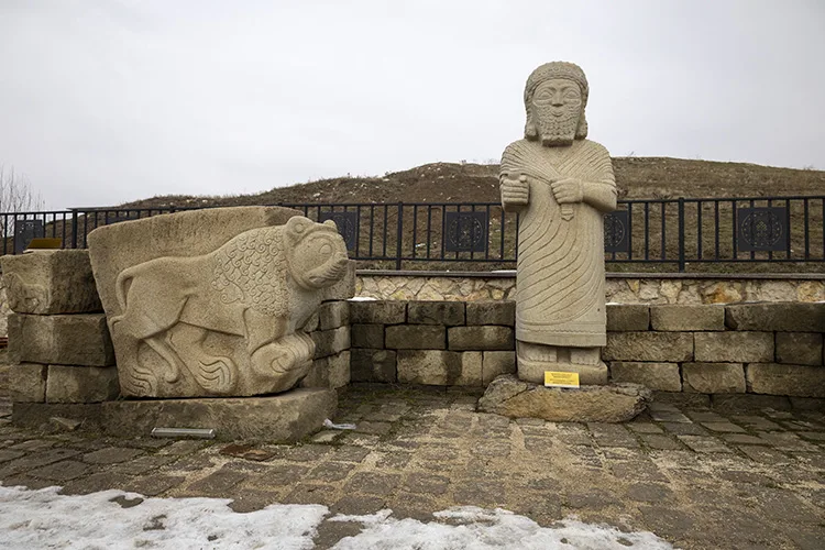 Babasından esinlenerek başladığı mesleğinde yüzlerce esere imza attı