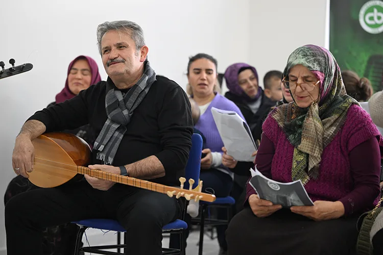 Belediye başkanının bağlamasıyla eşlik ettiği ilçe halk korosu unutulmaz şarkıları seslendiriyor