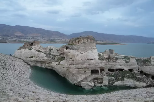 Bakan Ersoy, Hasankeyf’te kazı, onarım ve Arkeopark projelerini  inceledi