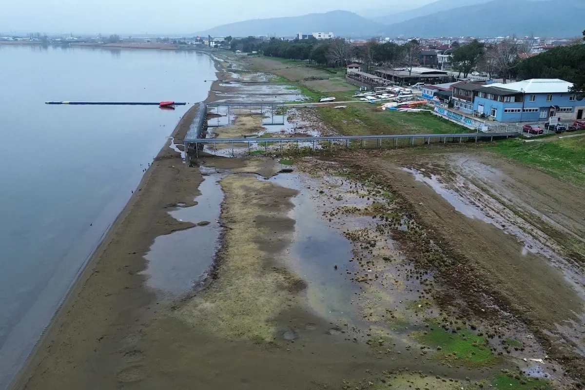Fabrikaların tonlarca su çektiği İznik Gölü 200 metre çekildi