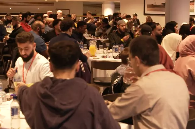 Manchester United iftar yemeği düzenledi