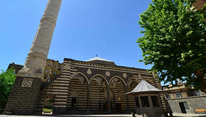 Çinileri, Zengin Taş Süslemeleri Ve Minaresiyle Ünlü Safa Camii
