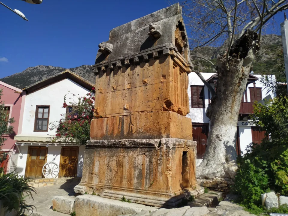 Likya Kral Mezarı Antiphellos Aslanlı Lahdi 