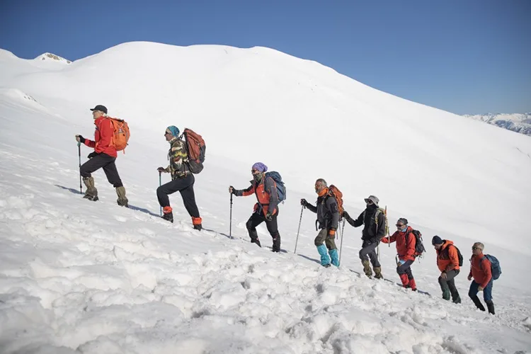 Tunceli’de kış tırmanışı yapan dağcılar