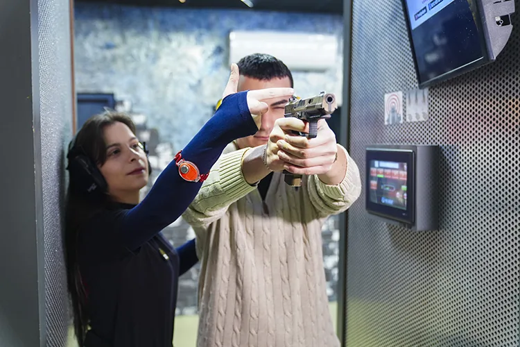 Kadın atış eğitmenleri poligonda hedefi 12’den vuruyor