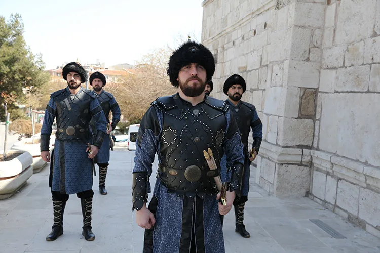 Selçuklu sultanlarının türbesinde jandarma personeli “saygı nöbeti” tutuyor